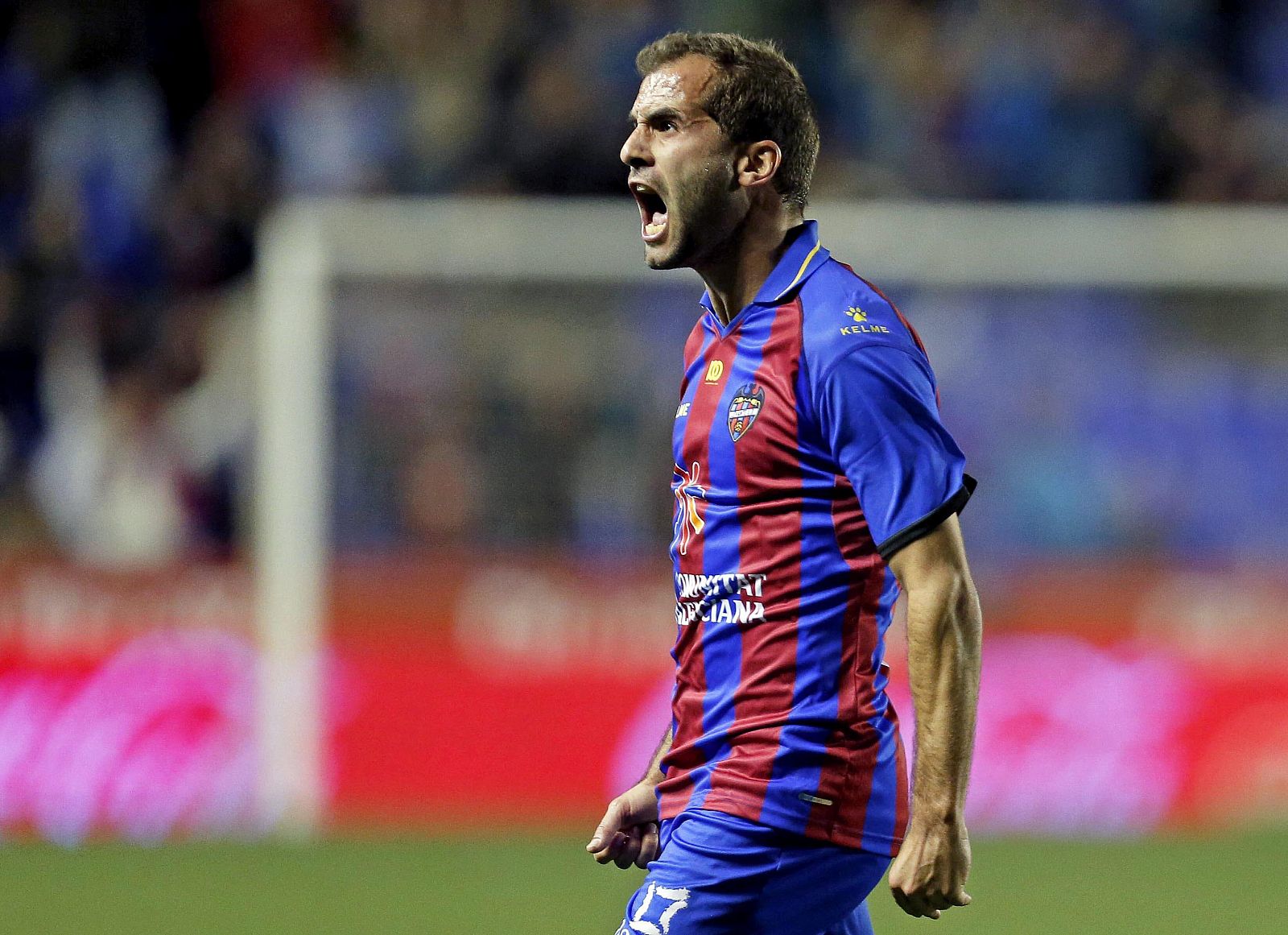 El centrocampista del Levante José Javier Barkero celebra el gol marcado ante el Valladolid