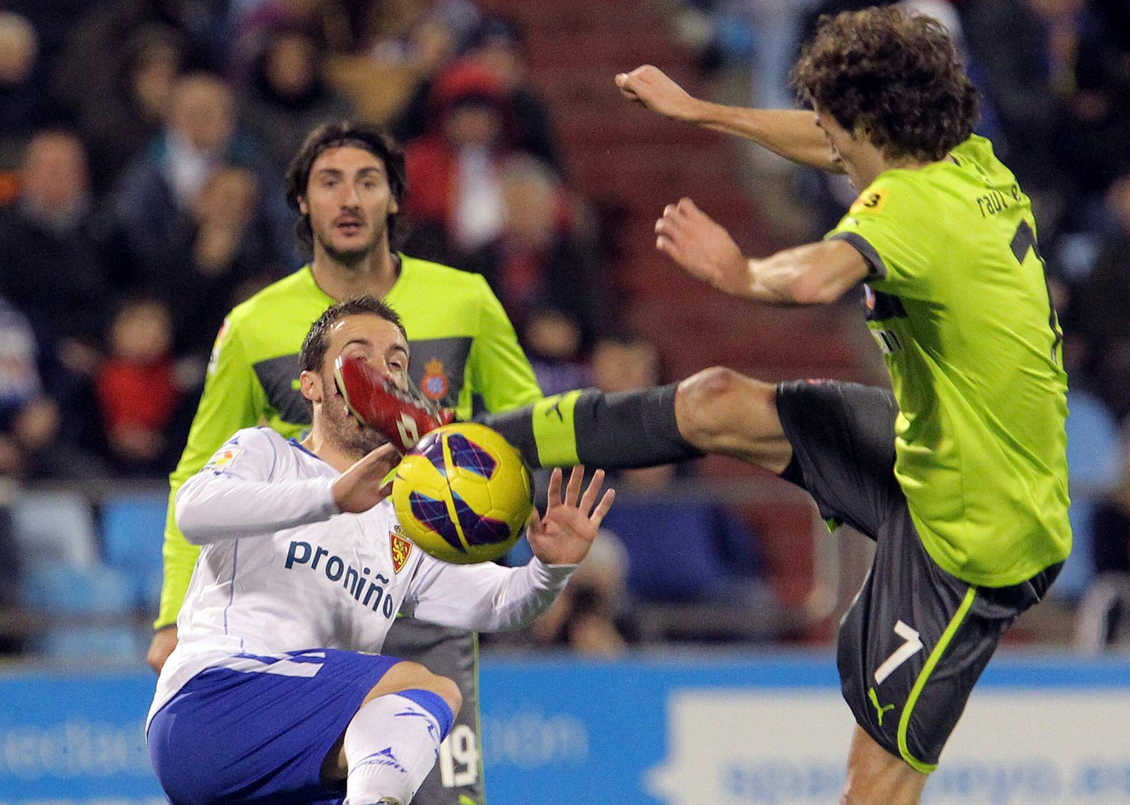 El centrocampista del Real Zaragoza Paco Montañés (i) lucha un balón con el mediocentro del RCD Espanyol Raúl Baena (d)