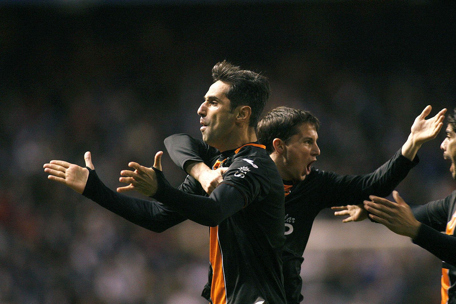 El delantero brasileño del Valencia Jonas Gonçalves (i) celebra con algunos compañeros el gol que ha marcado al Deportivo de la Coruña