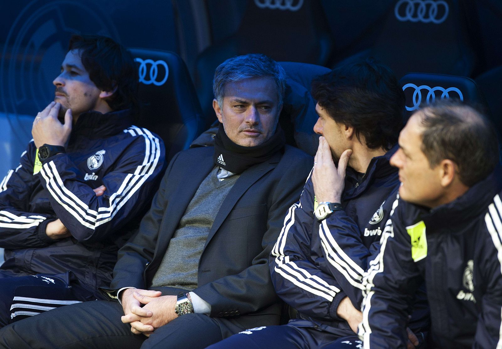 El entrenador del Real Madrid, José Mourinho, conversa con su segundo, Aitor Karanka