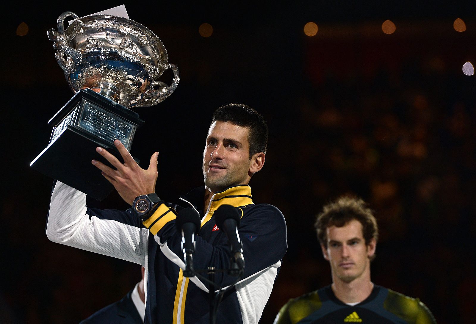 Novak Djokovic muestra el trofeo del Open de Australia 2013, el cuarto de su carrera