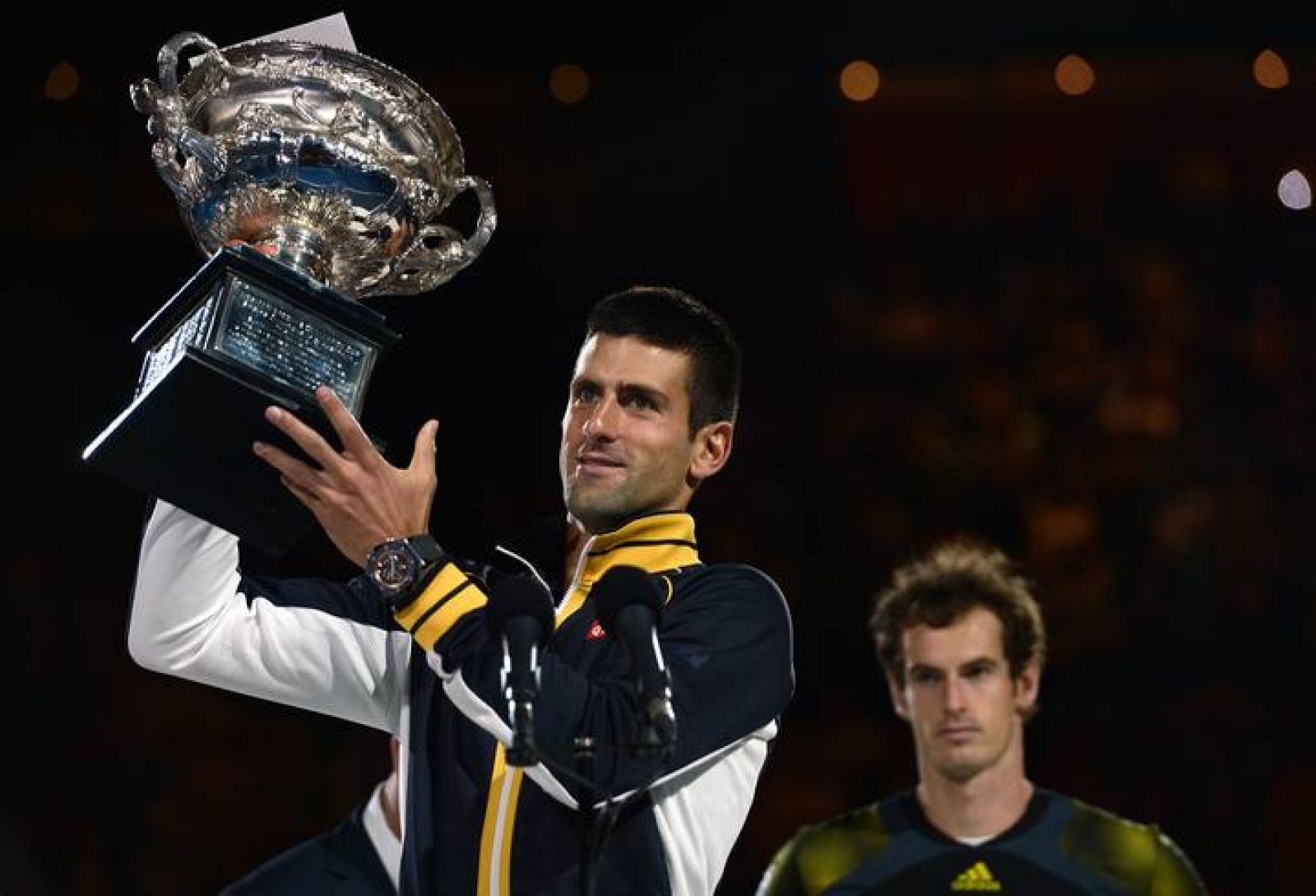 Novak Djokovic muestra el trofeo del Open de Australia 2013, el cuarto de su carrera
