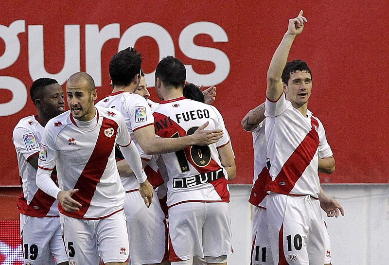 El delantero del Rayo Vallecano Francisco Medina "Piti" (d) celebra con sus compañeros el gol marcado de penalti al Real Betis