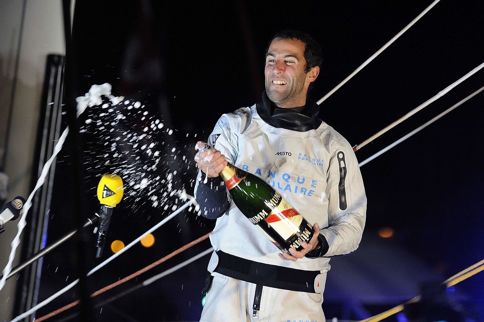 El francés Armel Le Cleac'h celebra su llegada a meta.