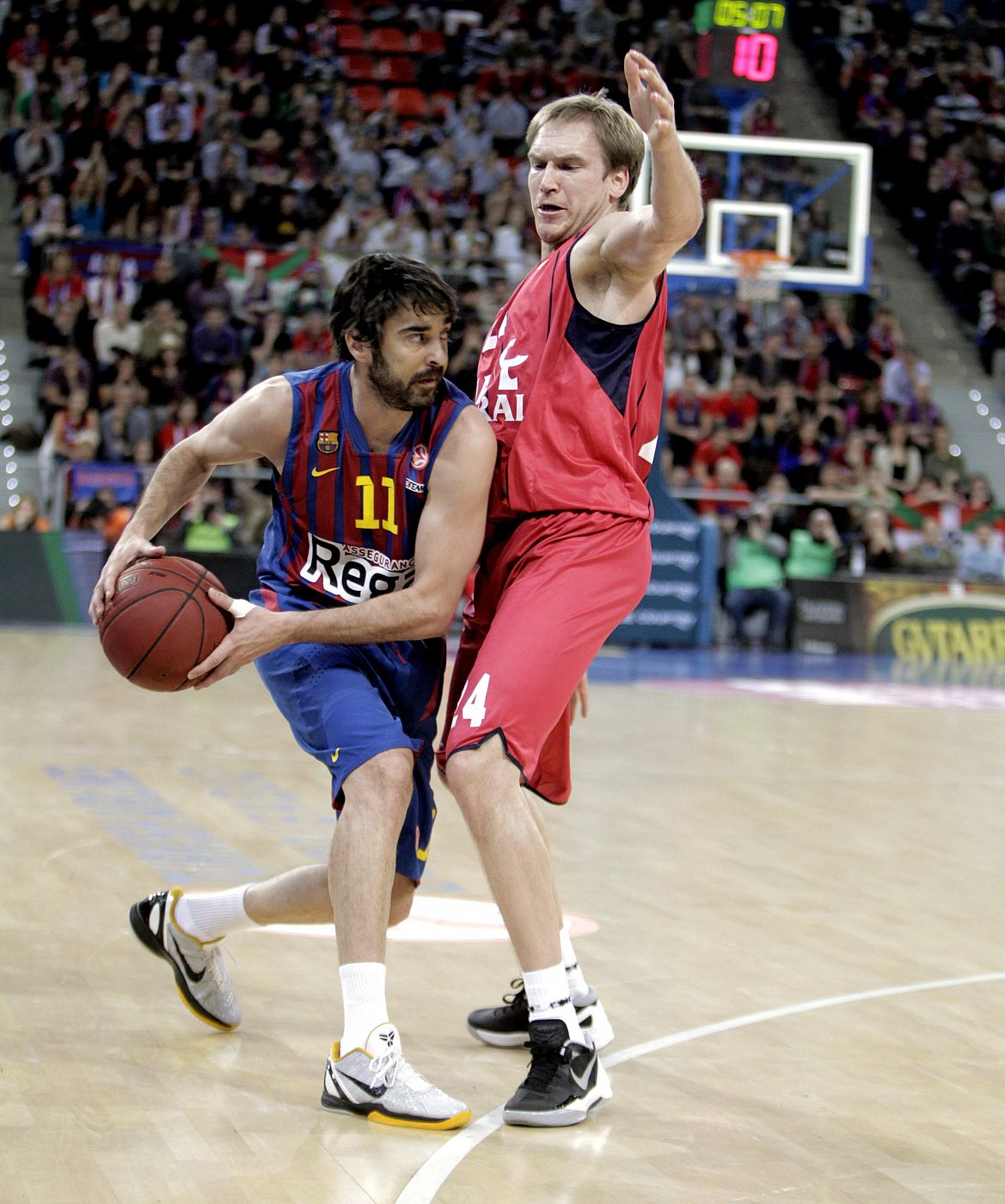 Brad Oleson, frente a Juan Carlos Navarro en un pasado Caja Laboral - Barcelona Regal