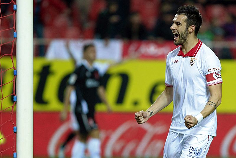 El delantero del Sevilla, Álvaro Negredo celebra el gol marcado por su compañero, el francés Geoffrey Kondogbia, ante el Granada