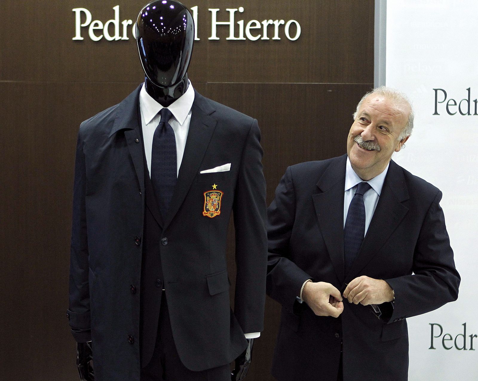 El seleccionador nacional Vicente del Bosque, observa el traje a medida de Pedro del Hierro diseñado para la selección española de fútbol.