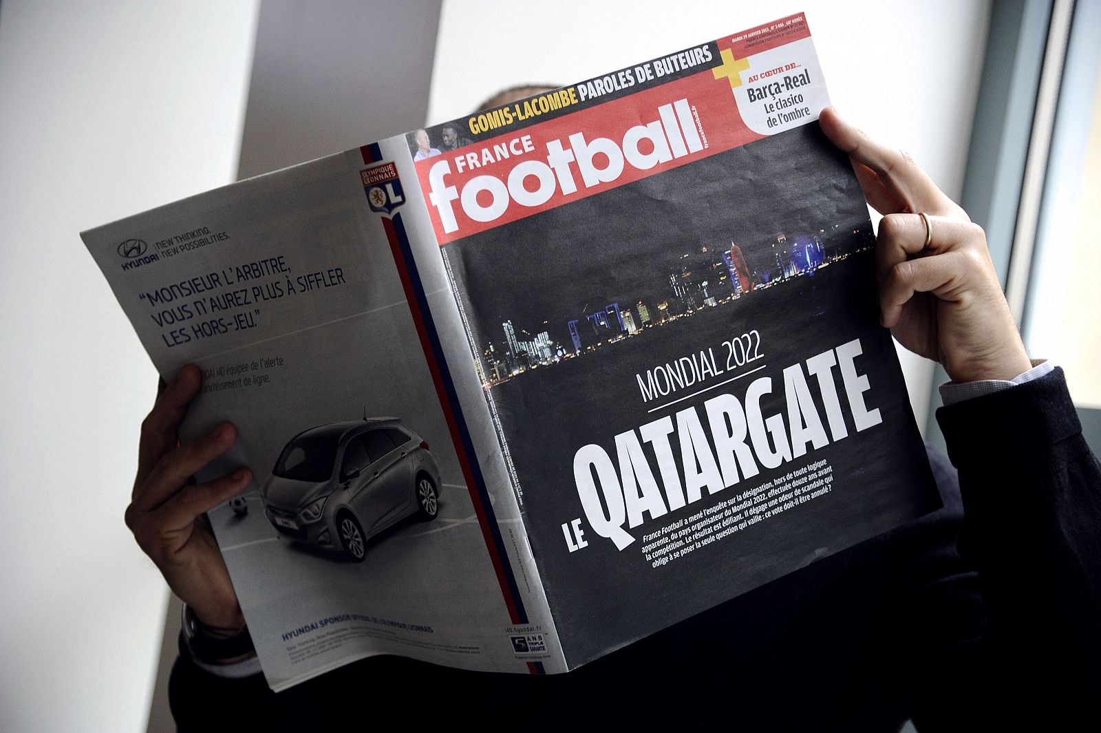 Ejemplar de la revista 'France Football' dedicado a la investigación sobre el Mundial de Catar 2022