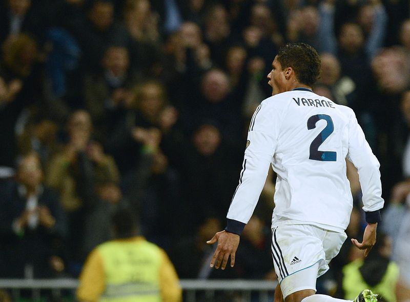 El defensa del Real Madrid Raphael Varane celebra el gol marcado frente al FC Barcelona