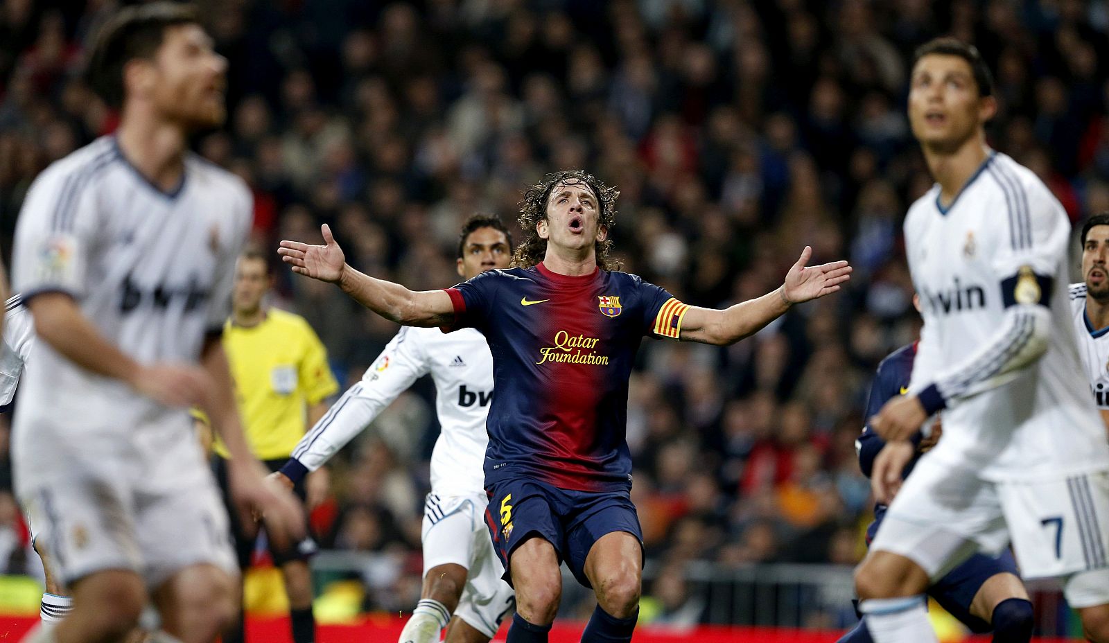 El defensa del Barça, Carles Puyol (c), rodeado por jugadores del Real Madrid.