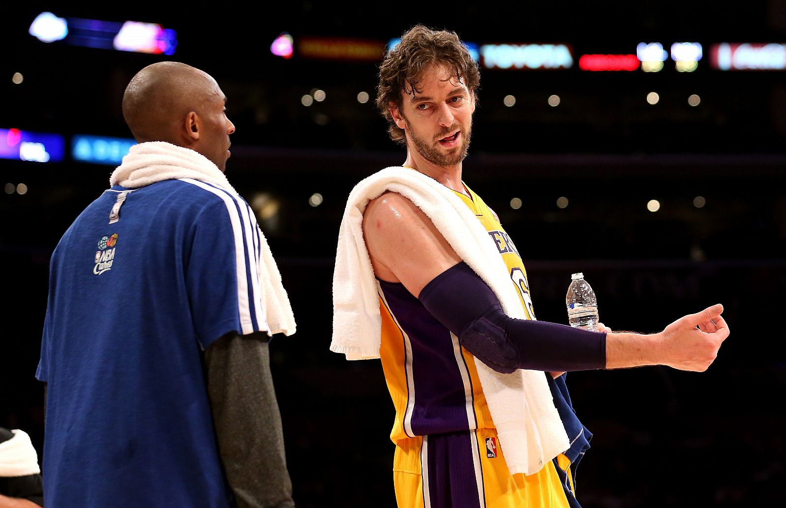 Pau Gasol (d) y Kobe Bryant de Los Angeles Lakers en el banquillo de su equipo
