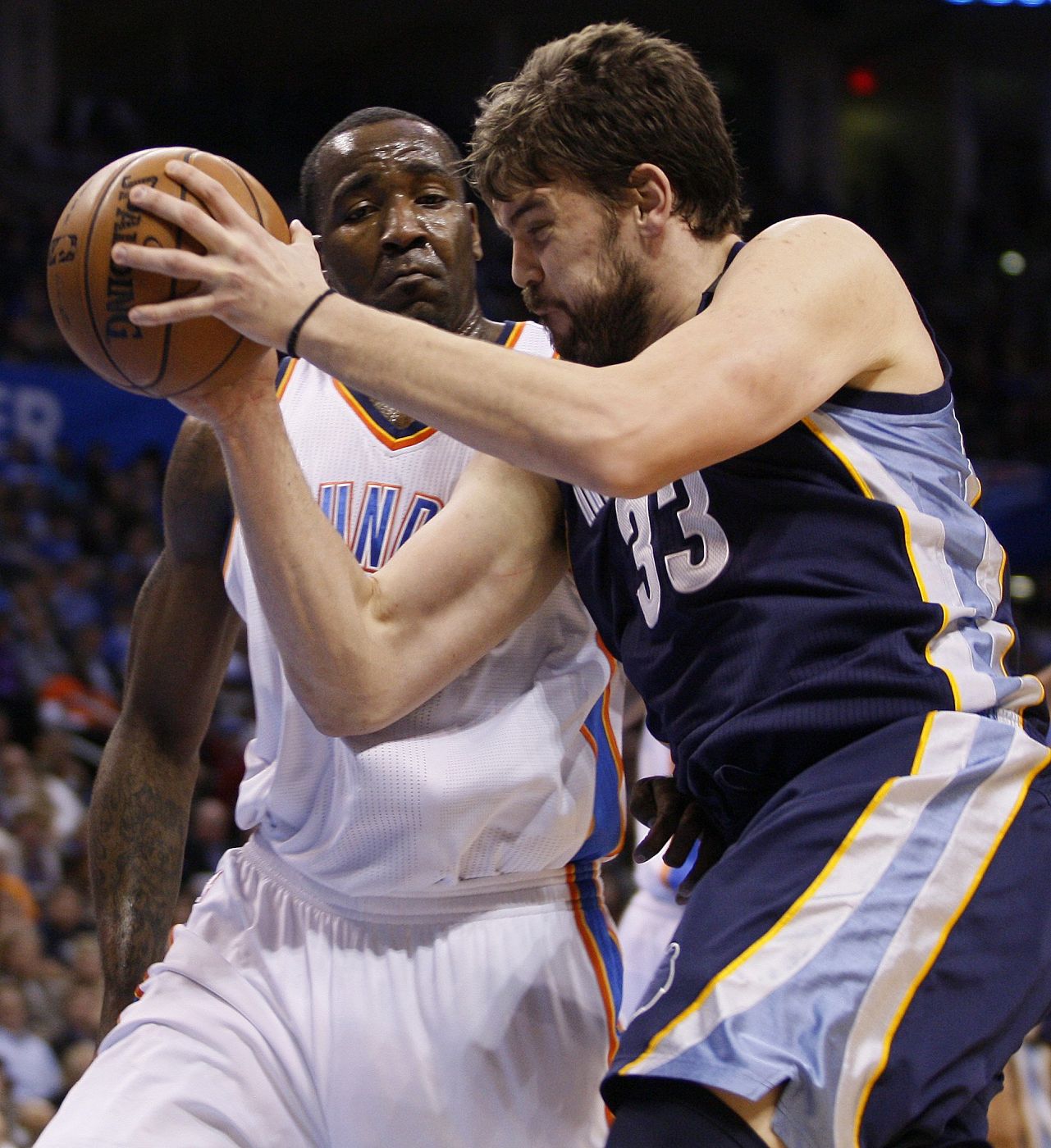 Marc Gasol (d) de los Memphis Grizzlies contra Perkins de los Thunder en Oklahoma