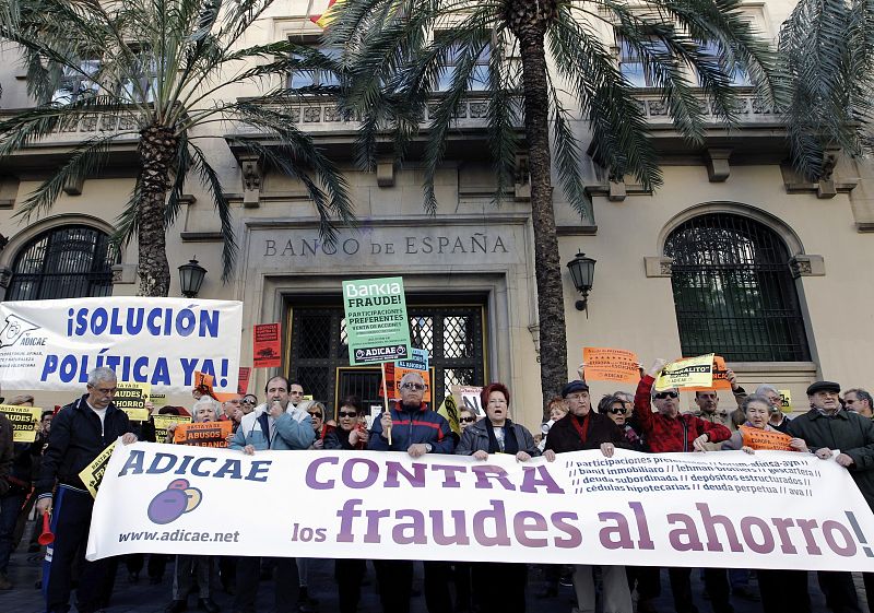 PROTESTA ANTE LA SEDE DEL BANCO DE ESPAÑA EN VALENCIA CONRA LAS PREFERENTES