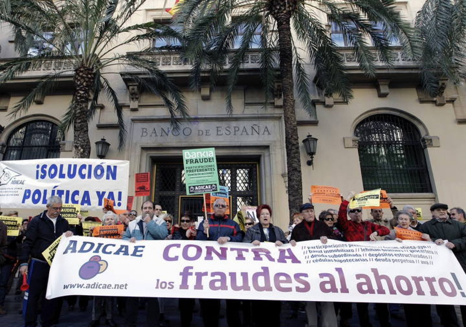 PROTESTA ANTE LA SEDE DEL BANCO DE ESPAÑA EN VALENCIA CONRA LAS PREFERENTES