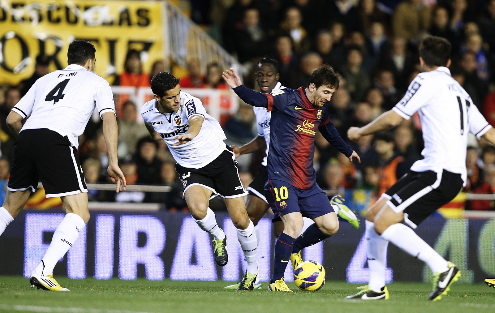 Lionel Messi trata de zafarse del marcaje de varios jugadores del Valencia.