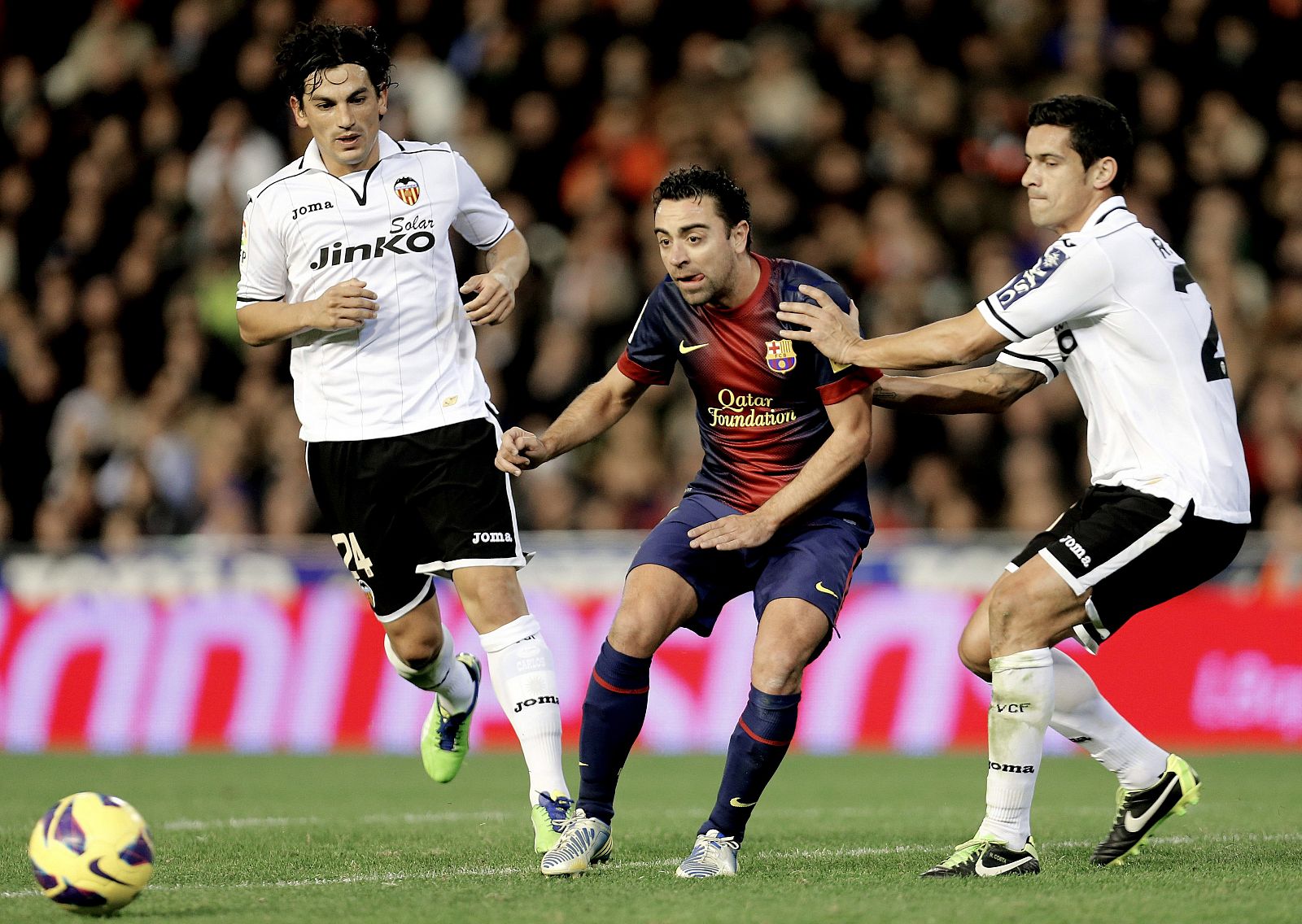 El centrocampista del Barcelona, Xavi Hernández (i), pelea un balón con Ricardo Costa del Valencia