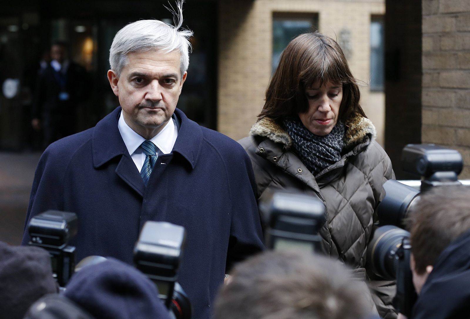 El exministro de Energía, Chris Huhne, abandona los juzgados de Southwark tras declararse culpable, junto a su pareja, Carina Trimingham.