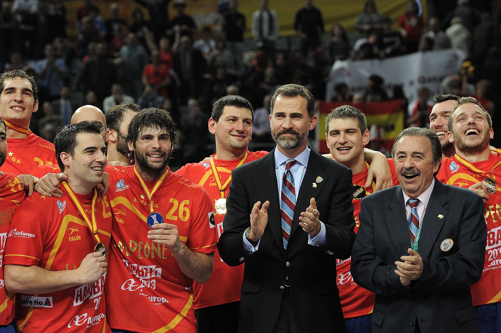 El príncipe Felipe junto a Juan de Dios Román durante la celebración en el Sant Jordi.