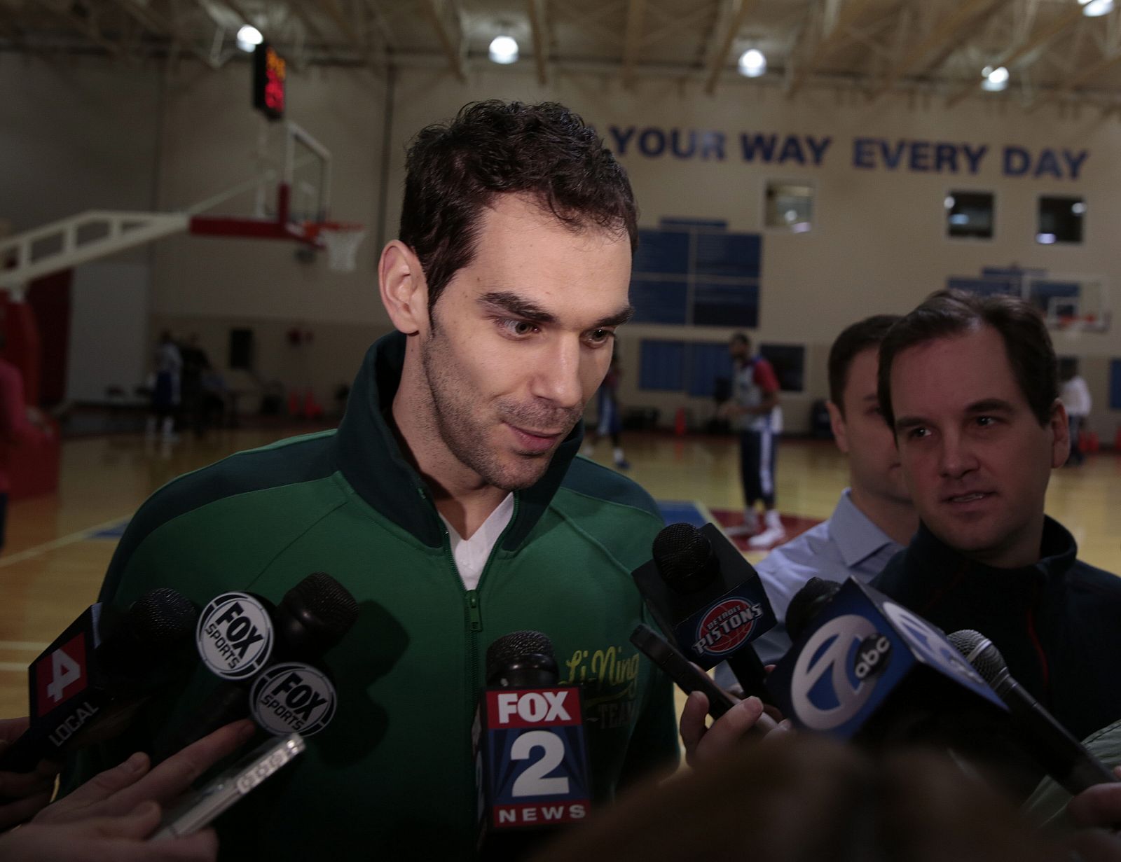 José Manuel Calderón habla con los periodistas a su llegada a  los Pistons de Detroit