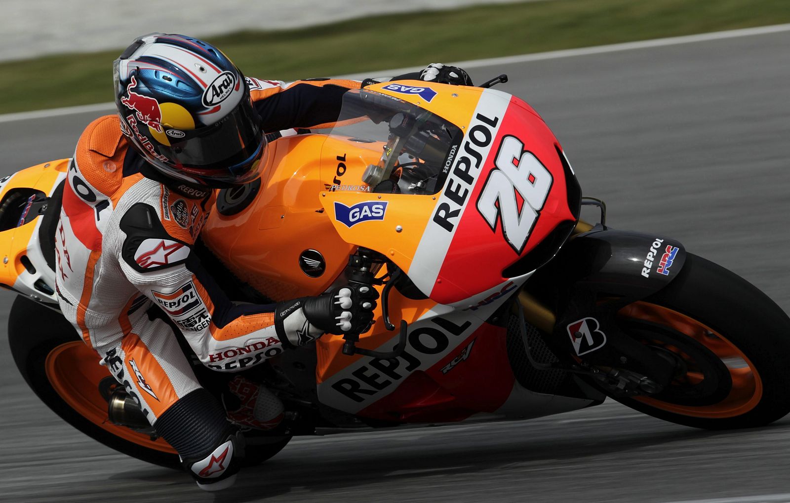 El piloto español de MotoGP Dani Pedrosa, de Honda, conduce su moto durante una de las vueltas de prueba de la pretemporada en el circuito de Sepang