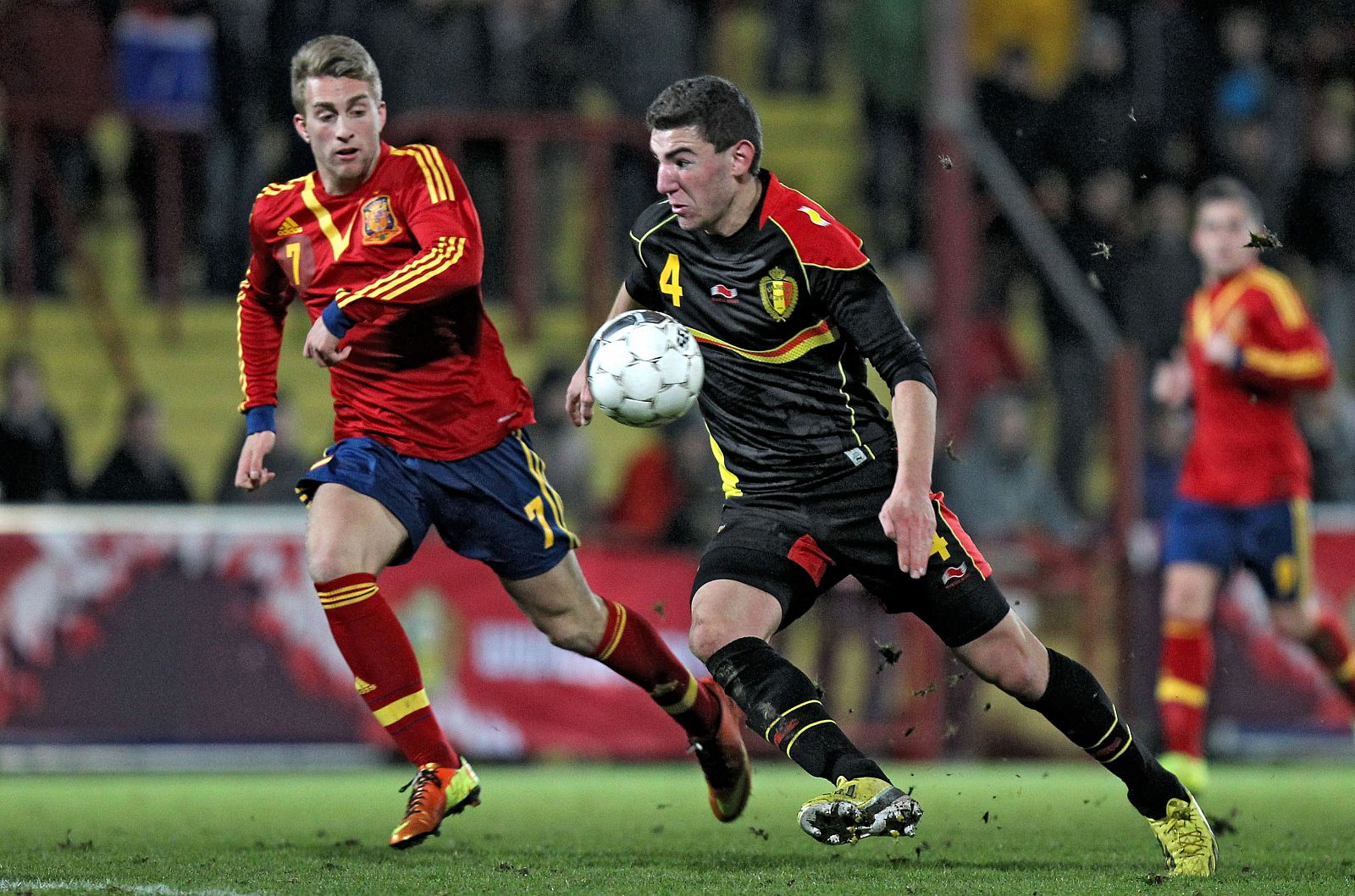 El jugador español Gerard Deulofeu junto al belga Michael Heylen durante el partido.