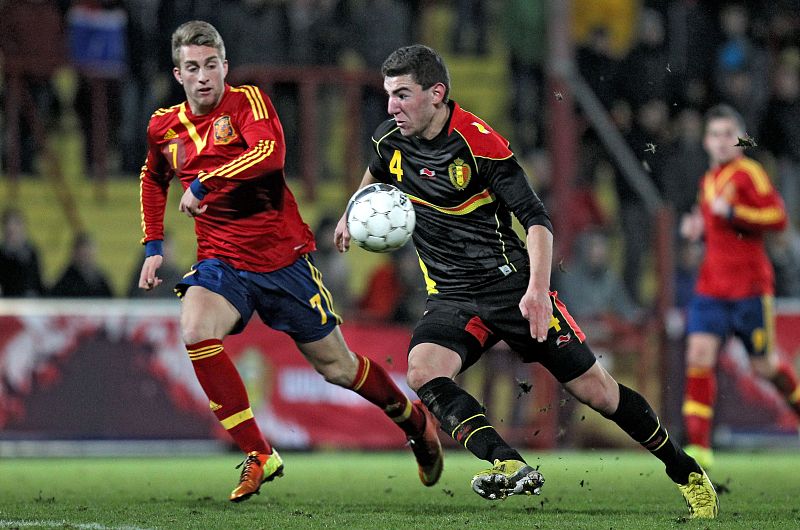 El jugador español Gerard Deulofeu junto al belga Michael Heylen durante el partido.