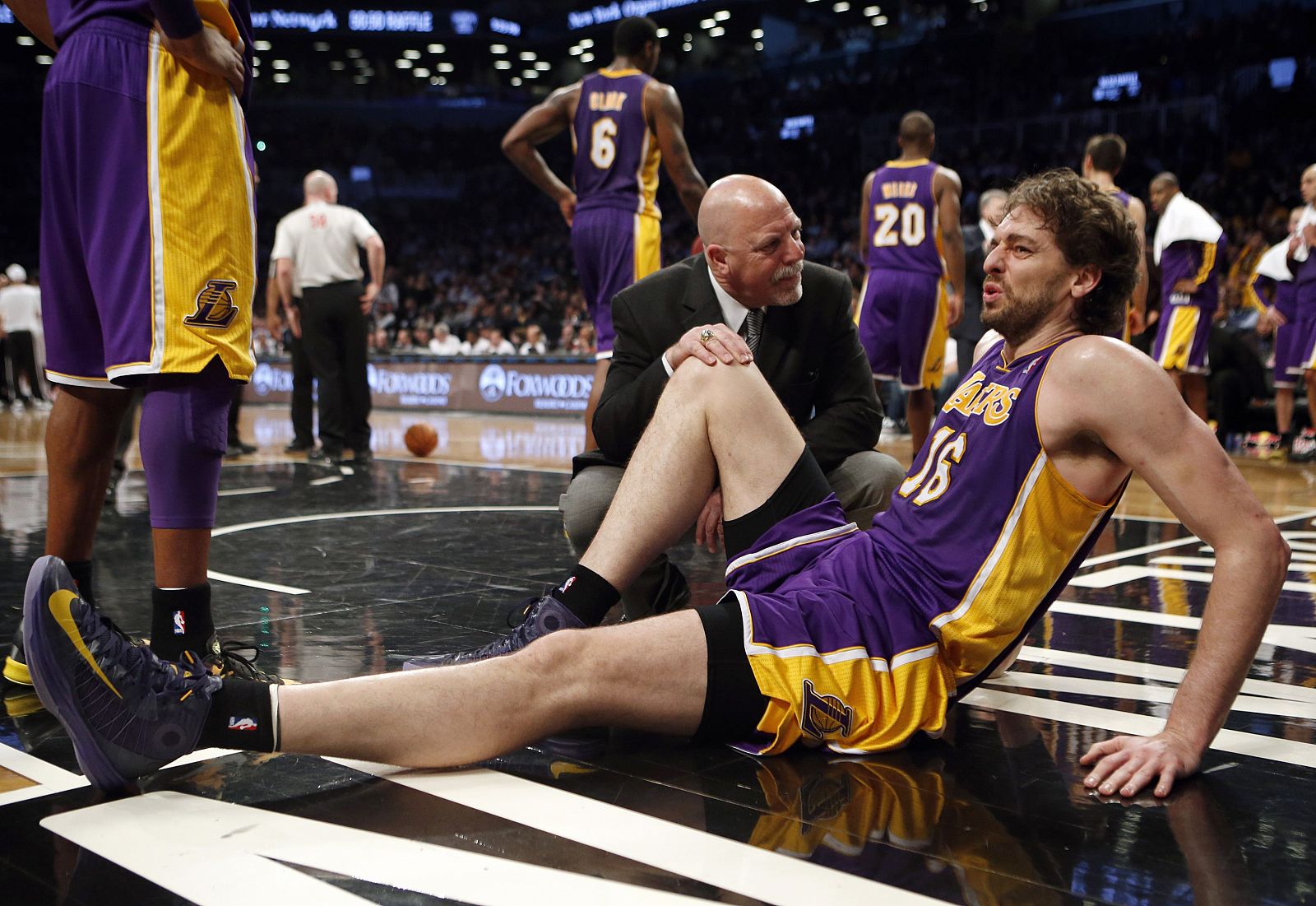 Pau Gasol es atendido tras su lesión en el pie derecho en el partido de los Lakers contra los Nets