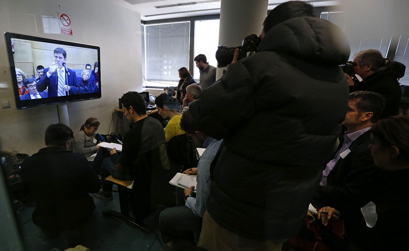 Varios periodistas, en la sala de prensa, siguen la declaración del doctor Eufemiano Fuentes.