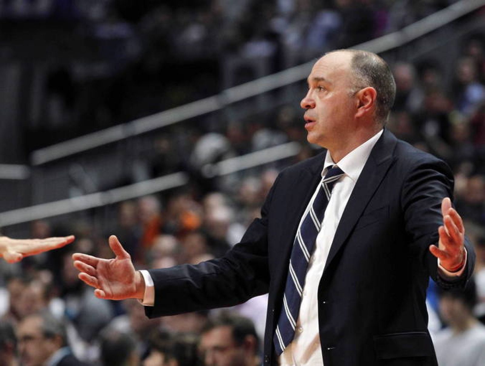 El entrenador del Real Madrid Pablo Laso da instrucciones a sus jugadores 