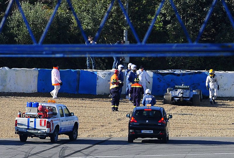 Hamilton sale a pie de su accidente en Jerez.