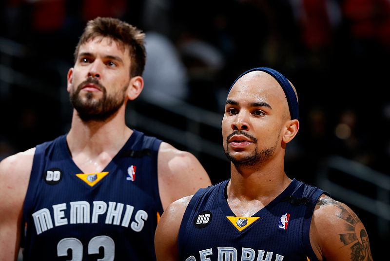 Marc Gasol (i) y Jerryd Bayless  lamentan la derrota de su equipo, los Grizzlies, frente a los Hawks