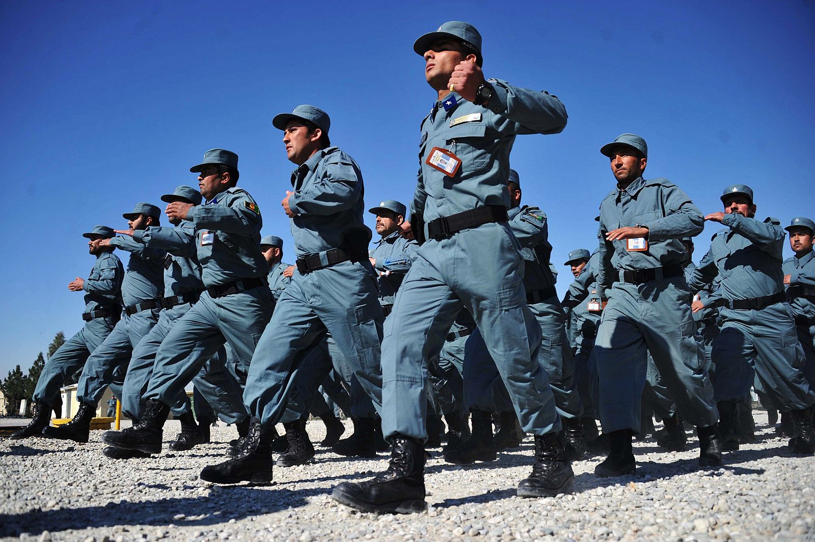 Policías afganos durante una ceremonia de graduación en Jalalabad, el 7 de febrero