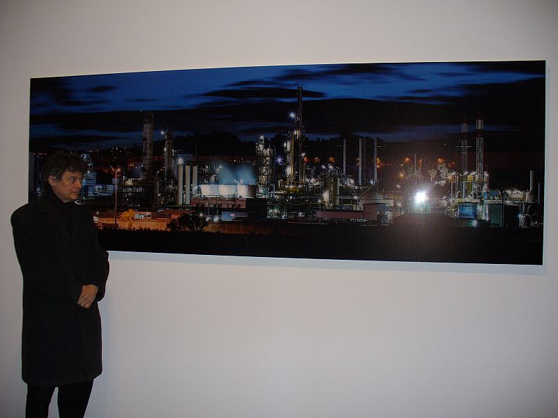 José Manuel Ballester fotografiado junto a la última de sus fotos recogidas en la muestra. La tomó hace unos días en Barcelona.