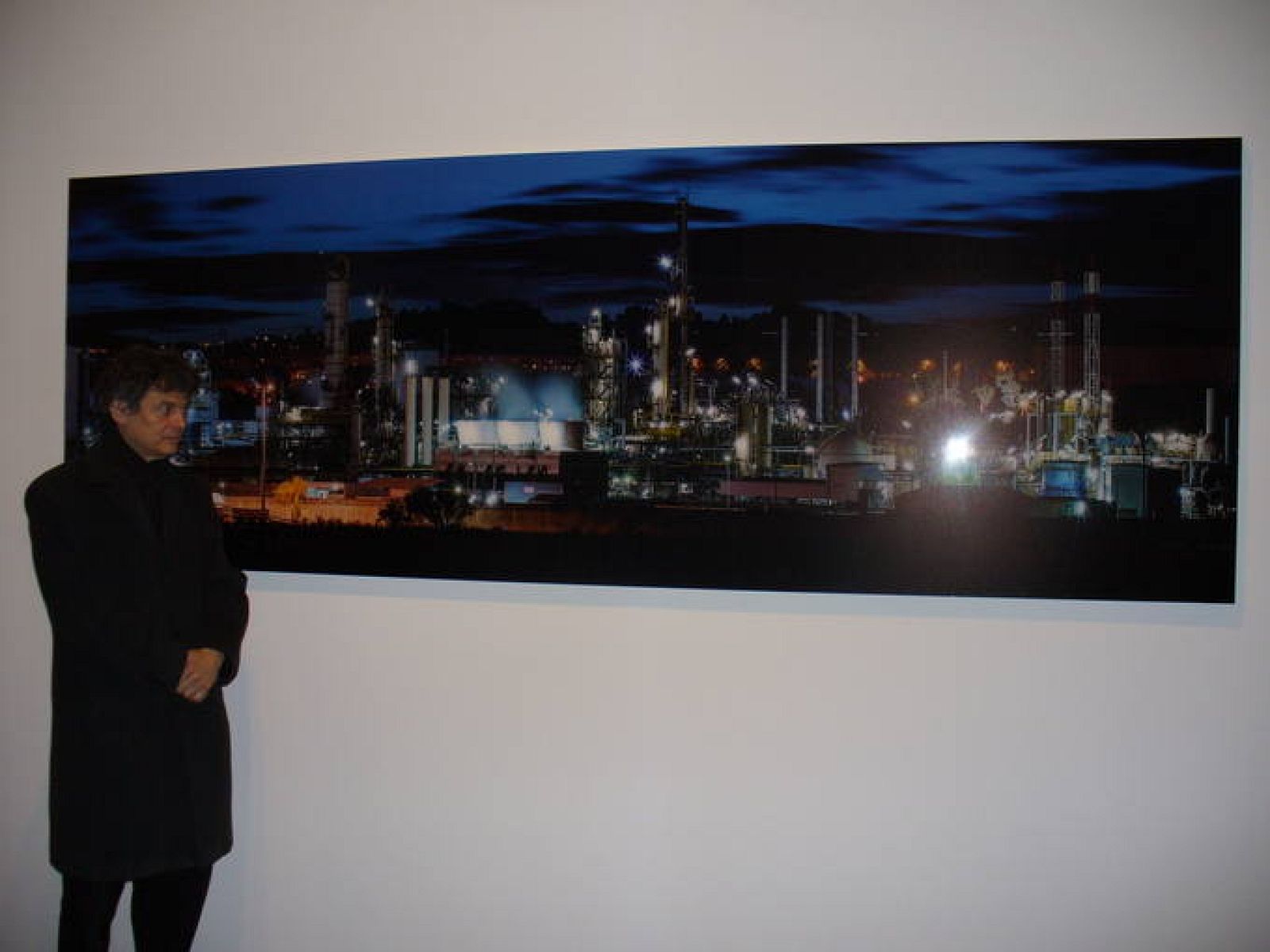 José Manuel Ballester fotografiado junto a la última de sus fotos recogidas en la muestra. La tomó hace unos días en Barcelona.