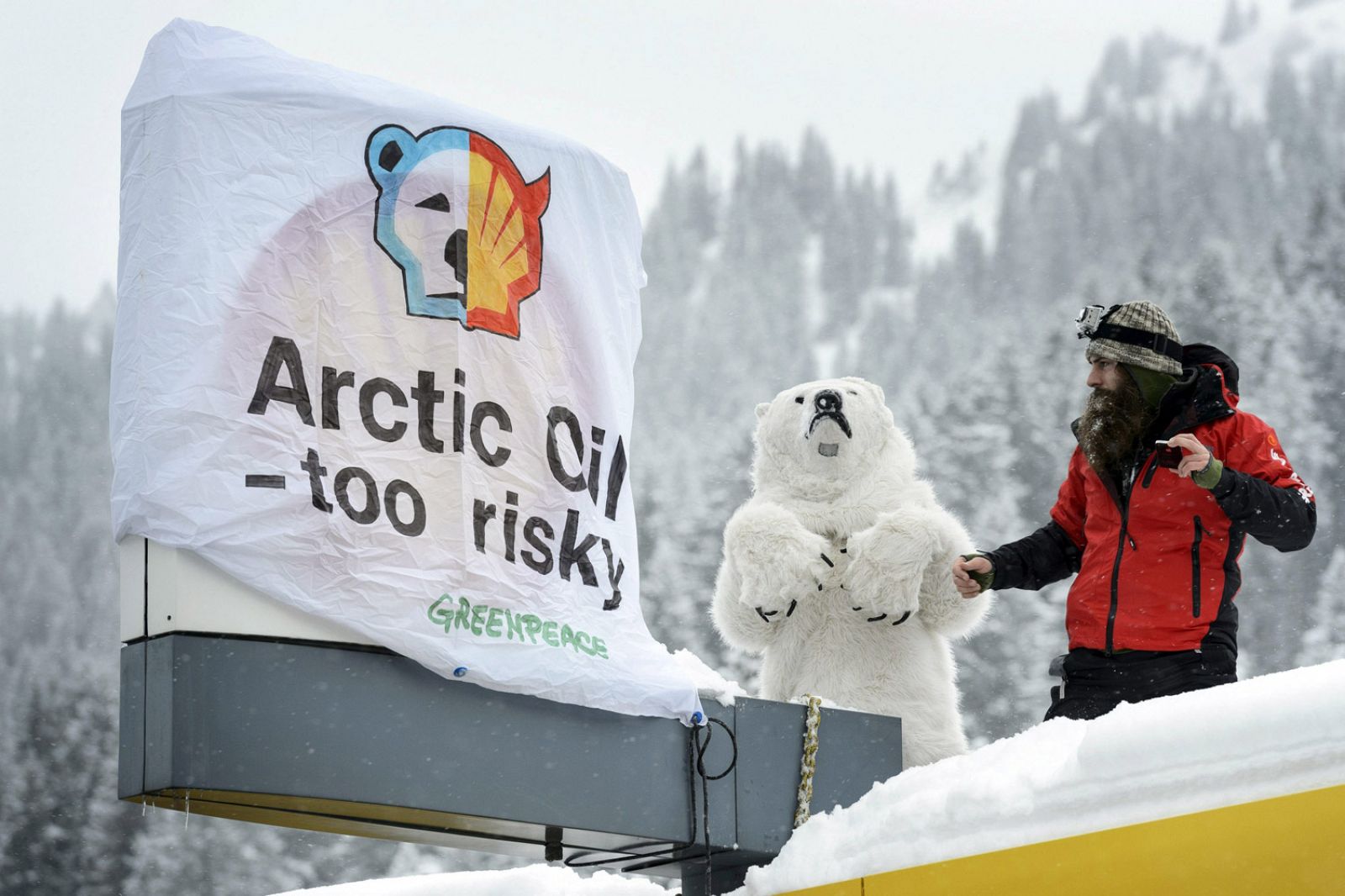 Activistas de Greenpeace protestaron en una gasolinera de Shell en Suiza en enero por las prospecciones petrolíferas en el Ártico.