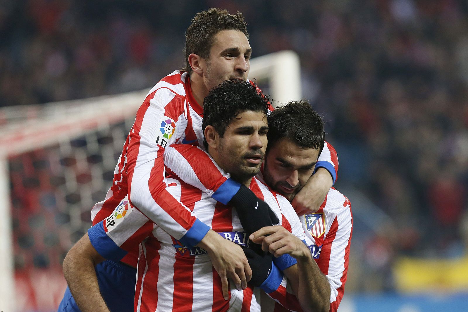 Koke (arriba) celebra un gol de Diego Costa (i) en el patrtido de Copa contra el Sevilla