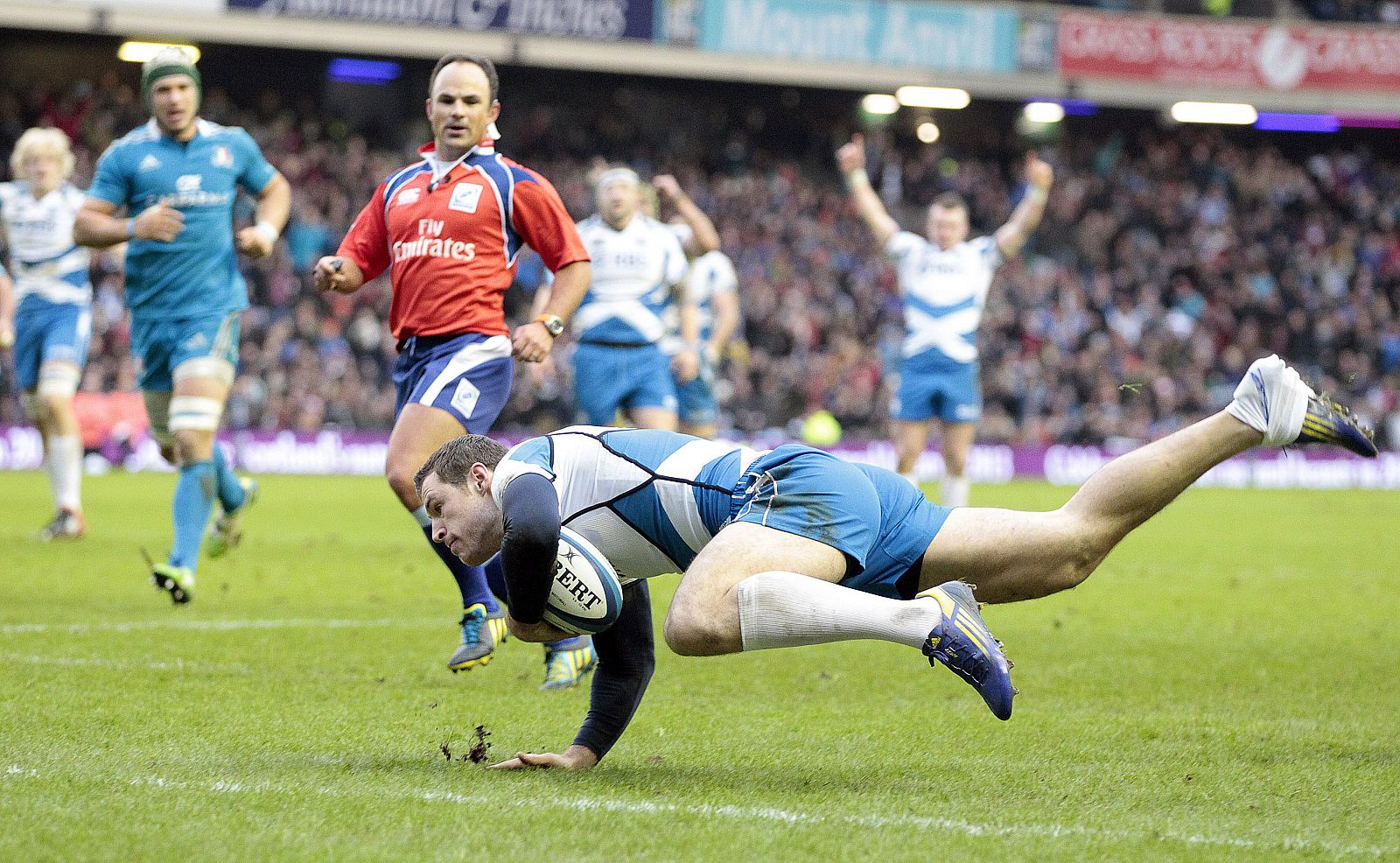 Tim Visser consigue el primer ensayo para Escocia.