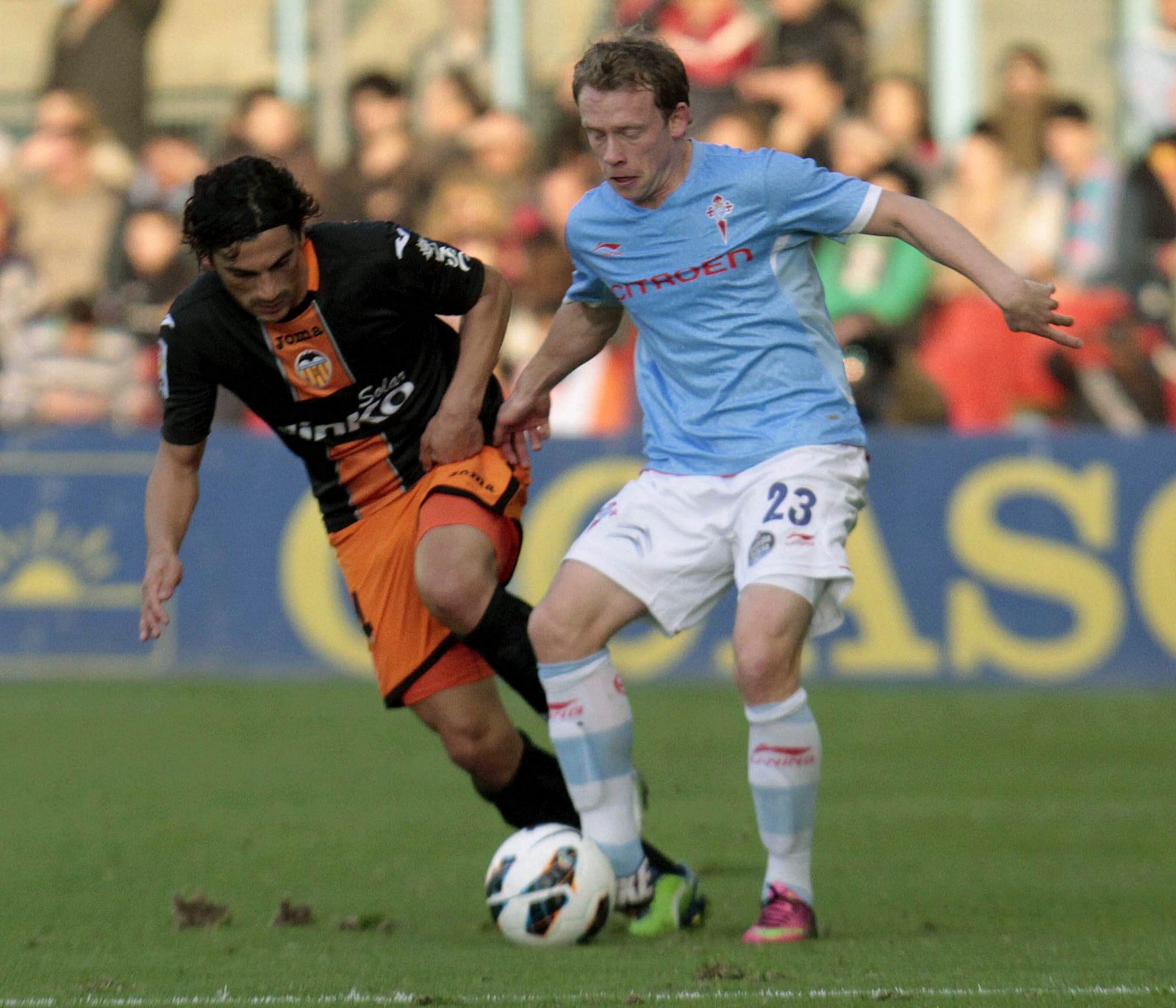 El centrocampista danés del Celta de Vigo Michael Krohn-Dehli (d) y el centrocampista del Valencia, Tino Costa, durante el partido