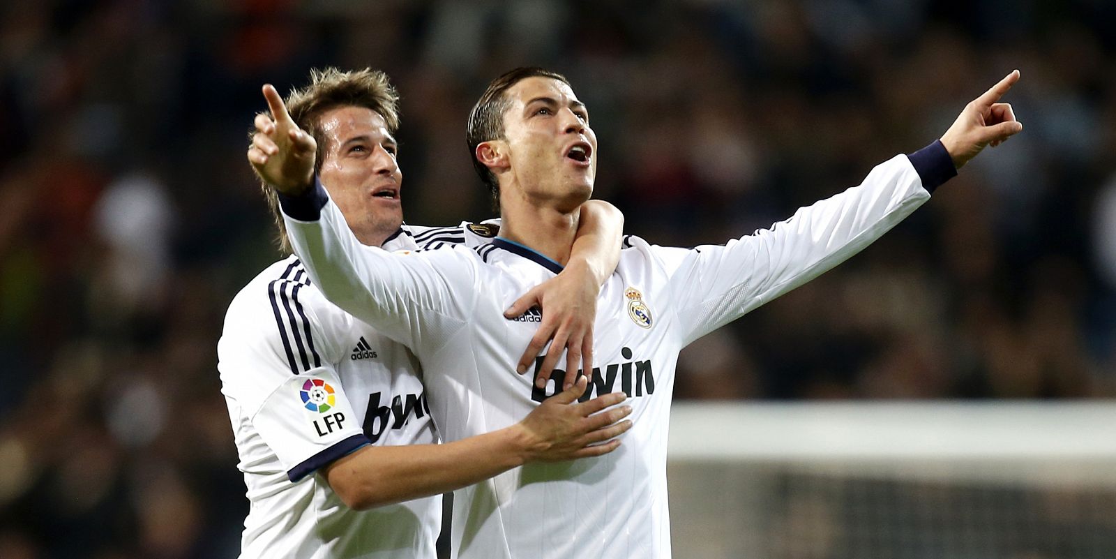 Cristiano Ronaldo celebra con Coentrao uno de sus tres goles al Sevilla