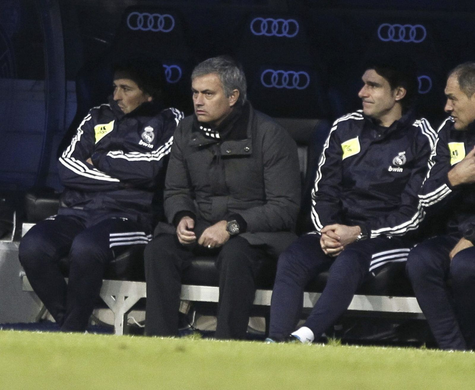 José Mourinho conversa con Aitor Karanka en el banquillo durante el Real Madrid - Sevilla