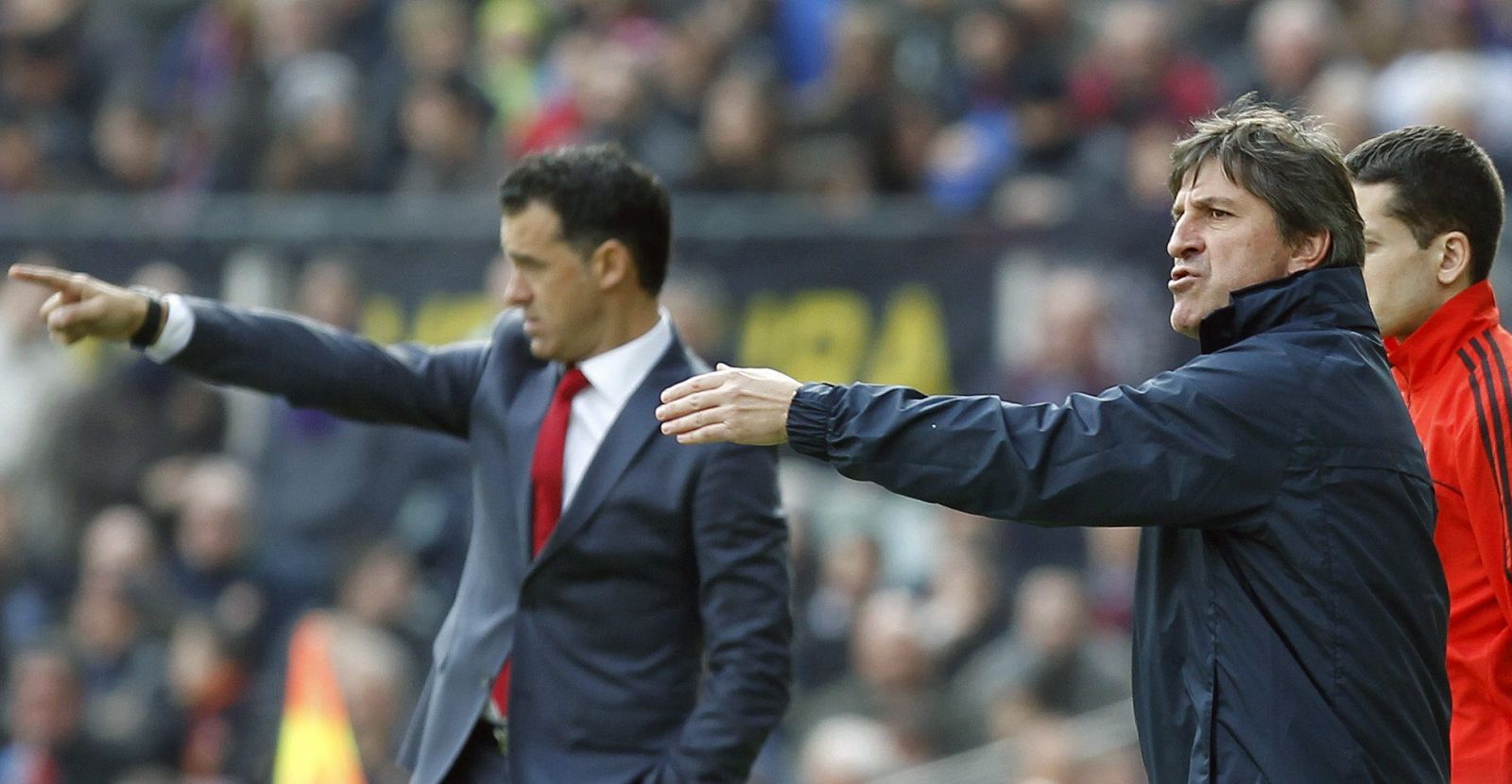 Los entrenadores, del Getafe CF, Luis García (i), y del F.C. Barcelona, Jordi Roura (d), durante el partido.