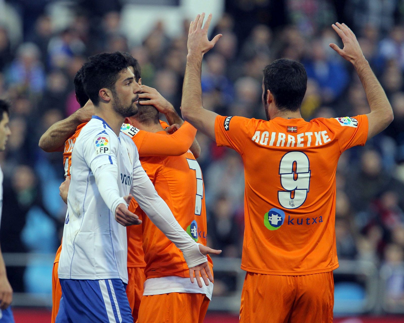 El delantero de la Real Sociedad, Imanol Agirretxe (d), celebra el gol de su compañero el francés Antoine Griezmann (c)