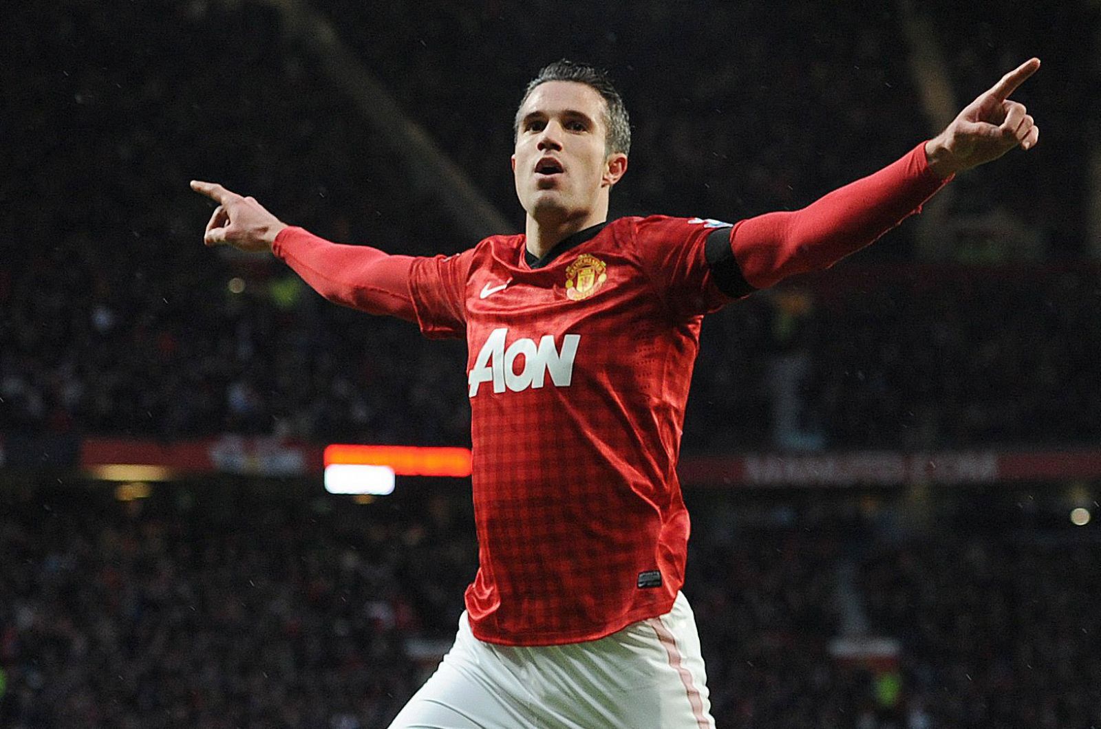 El delantero del Manchester United Robin van Perise celebra su gol contra el Everton