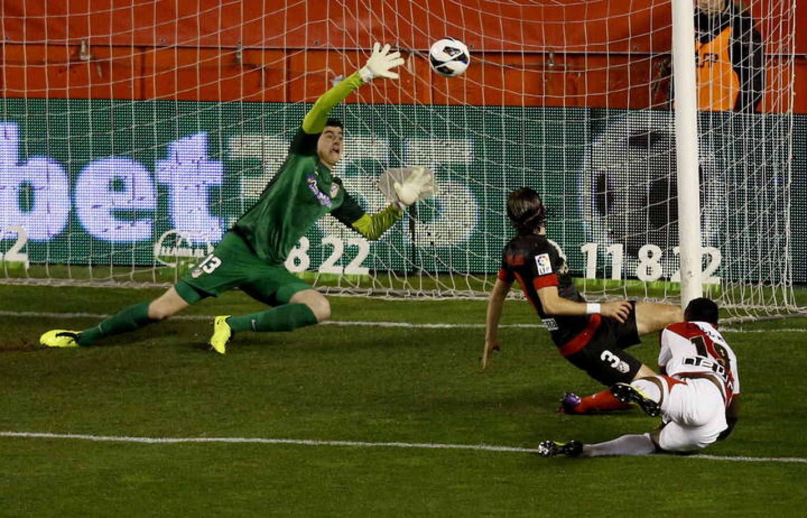 El delantero guineano del Rayo Vallecano Lass Bangoura (d) tras lanzar a puerta para marcar 