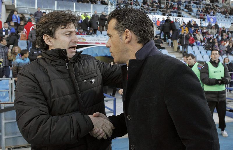 El entrenador del Getafe, Luis García (d), saluda a Domingos J. Paciencia (i), en imagen de archivo.