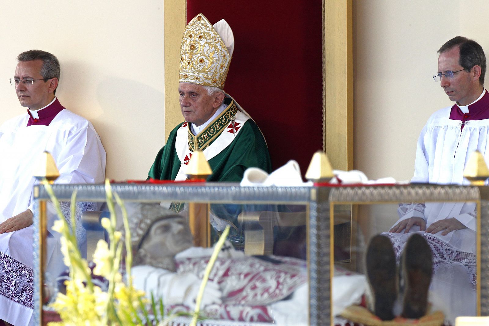 Benedicto XVI ante la tumba de Celestino V en 2010, un año después del terremoto de L'Aquila.