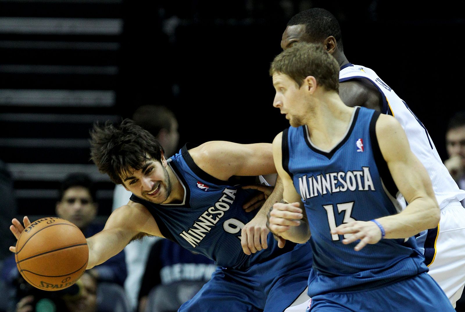 El español Ricky Rubio (i) de los Timberwolves junto a su compañero Luke Ridnour