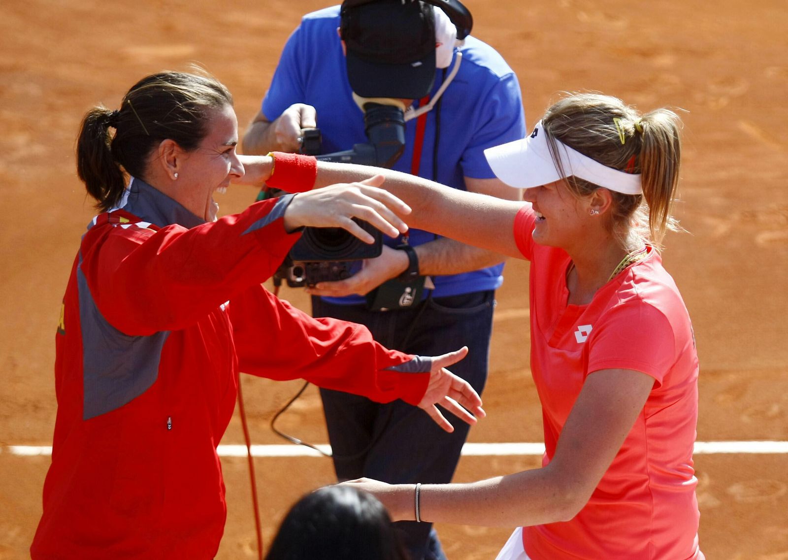 La tenista y capitana de la selección de España de tenis Conchita Martínez (i) felicita a la tenista María Teresa Torró