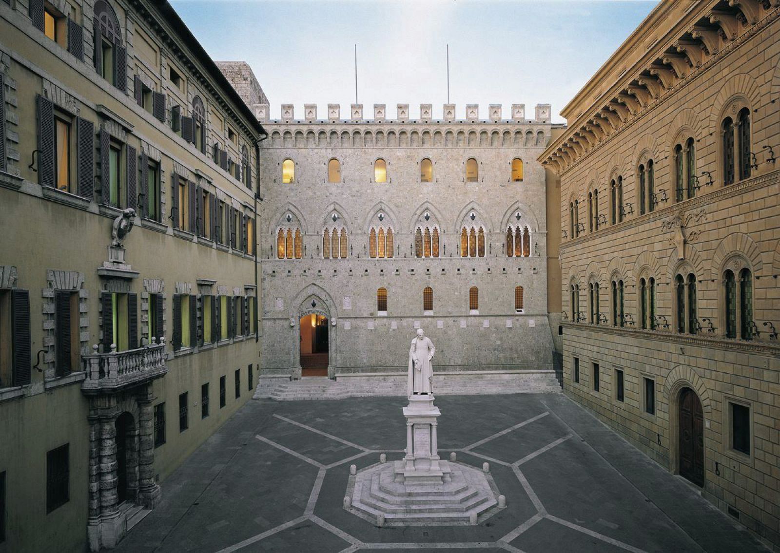 Oficinas centrales del Monte dei Paschi en Siena