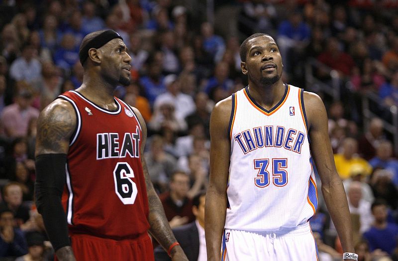 LeBron James (i) habla con Kevin Durant  del los Thunder